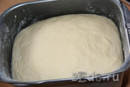 Затем всыпать просеянную муку, добавить дрожжи и соль, закрыть крышку хлебопечки и выставить режим "Замес теста" на 1,5 часа. За это время тесто хорошо вымесится и поднимется. Если готовить тесто руками, тогда нужно соединить тёплый кефир, сахар, дрожжи и соль, добавить яйцо и масло, перемешать, а затем всыпать муку. Замесить нежное и мягкое тесто. Оставить тесто в миске, прикрытой полотенцем, на 1,5 часа в тёплом месте.