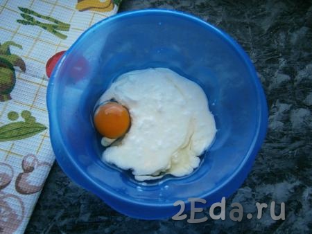 Кефир комнатной температуры влить в миску, добавить сырое яйцо, соль и растительное масло.