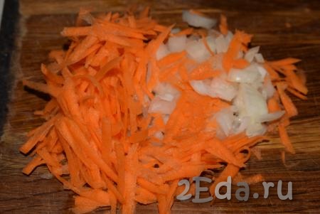 Далее приготовим зажарку, для этого нарежем лук на мелкие кубики, а морковь натрем на крупной терке.