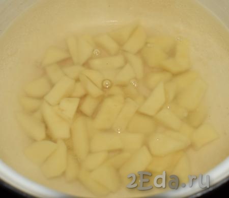 В закипевшую воду кладем дольки картофеля и варим на среднем огне с момента закипания, примерно, 15 минут (до мягкости картошки).