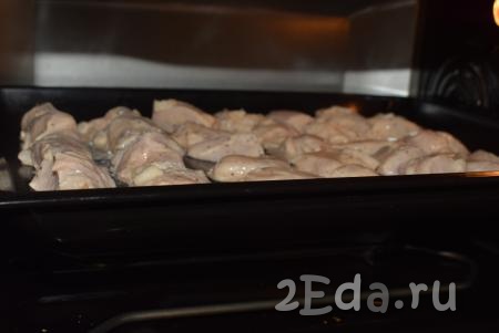 Отправляем противень с шашлыками из куриного филе в разогретую духовку и запекаем при температуре 190-200 градусов, примерно, 30 минут.