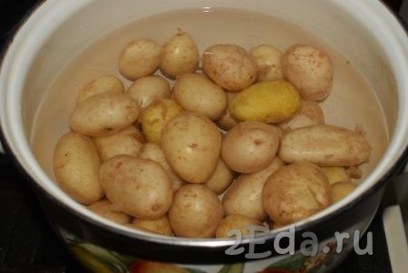 Промываем мелкий картофель, удаляя всю грязь, не снимая шкурку. Далее в кастрюлю наливаем холодную воду и выкладываем картошку в кожуре.