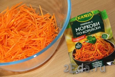Натереть на тёрке для корейской моркови очищенную морковку, добавить соль и приправу, перемешать и оставить на 30 минут. По прошествии времени морковь по-корейски будет готова.