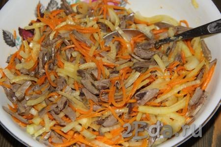 Салат из куриных сердечек с морковью и маринованным луком посолить и хорошо перемешать.