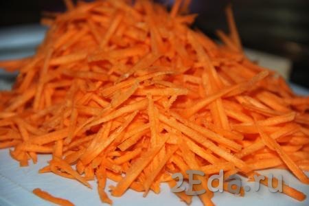 Морковь очистить и натереть на тёрке для моркови по-корейски.