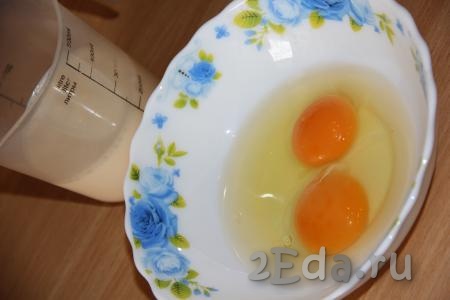 Для приготовления заливки соединить яйца и молоко. 