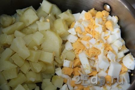 Яйца нарезать на кубики такого же размера, как мы нарезали и картошку. Нарезанные яйца добавить к картофелю.