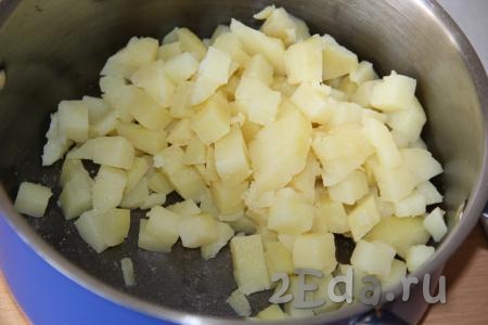 Картофель и яйца предварительно сварить, остудить и очистить. Нарезать картошку на кубики среднего размера, выложить в большую кастрюлю (или глубокий салатник).