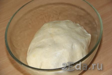 Замесить мягкое и эластичное тесто. Я вымешивала тесто руками минут 8. Затем оставить тесто в миске в тепле, накрыв полотенцем, на 1,5 часа. Тесто хорошо поднимется.
