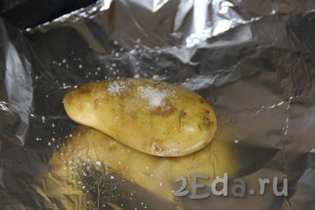 Картофель тщательно вымыть. Выложить одну картофелину на фольгу, полить 1/2 чайной ложки оливкового (или растительного) масла и немного посолить.