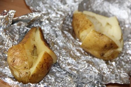 Готовый запеченный картофель освободить от фольги. Сделать крестообразный надрез на каждой картошине и надавить на низ картофелины. У нас откроется "лодочка" с разрыхлённым картофелем внутри, как на фото. В такую "лодочку" очень удобно выкладывать начинку.