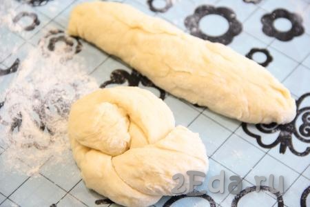 Разделить тесто на 12 частей. Каждую часть теста раскатать в колбаску, перекрутить в жгутик и завернуть в узелок, как на фото.