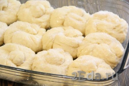 Оставить дрожжевые булочки в тепле на 30-45 минут. Перед выпеканием смазать булочки растительным маслом и присыпать сахаром.