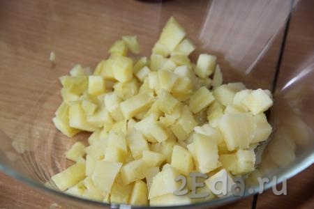 Картофель предварительно сварить, остудить, очистить, а затем нарезать на кубики среднего размера.
