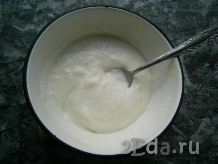 Поместить миску с молочной смесью в морозилку на 5-6 часов (до полного замораживания). Для того чтобы не образовывались кристаллики льда, мороженое нужно каждый час тщательно перемешивать.