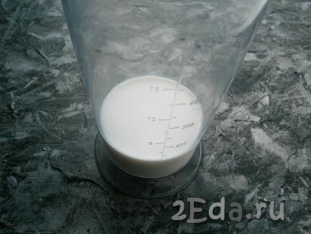 В стакан блендера влить молоко комнатной температуры.