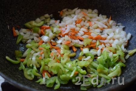 В сковороде разогреем растительное масло, добавим лук, морковь и болгарский перец.