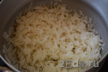 В это время отварим рис до готовности, для этого заливаем рис водой и варим с момента закипания, примерно, 10 минут (до готовности), солим по вкусу. Сольем с готового риса воду и промоем под холодной водой.