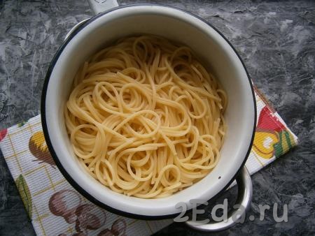 Готовые спагетти выложить в дуршлаг, чтобы стекла вода.
