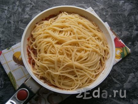 Готовить курицу в томатном соусе еще 2-3 минуты под прикрытой крышкой, затем выложить в сковороду тёплые спагетти.