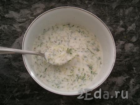 Болгарский суп "Таратор" перемешать и отправить в холодильник на 1-2 часа.