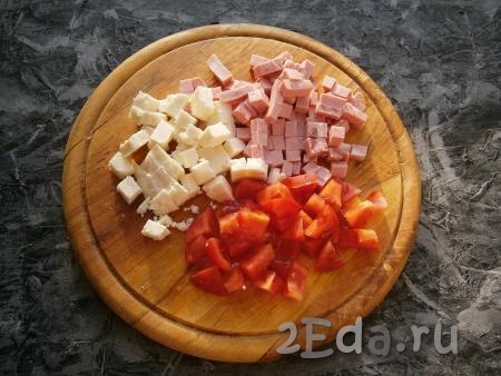 Колбасу, помидоры и сыр нарезать небольшими кубиками. Если вы используете сыр твёрдых сортов, тогда натрите его на тёрке.