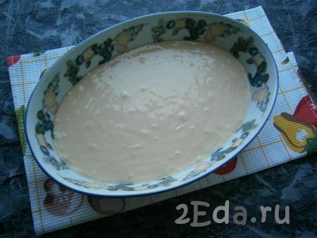 Вылить тесто в форму (приблизительно размер формы 16х26 см), предварительно прогретую в духовке и смазанную сливочным маслом.