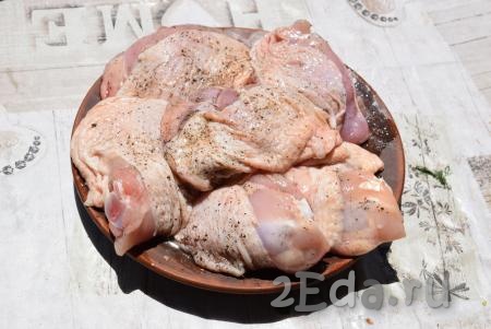 Посолим и поперчим мясо, по желанию, можно добавить любимые специи для курицы. Дадим мясу просолиться, примерно, 20 минут.