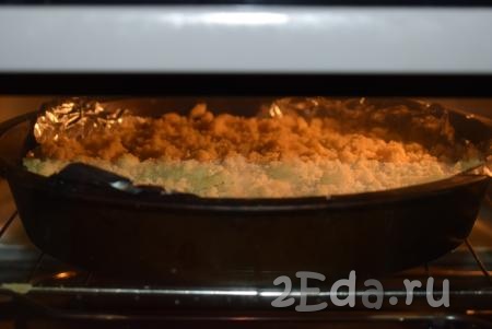 Подготовленный пирог с творогом и курагой ставим в разогретую духовку и выпекаем 35-40 минут при температуре 180 градусов.