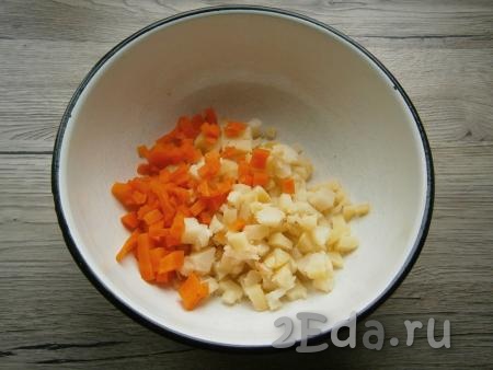Отварной картофель и морковь очистить и нарезать небольшими кубиками.