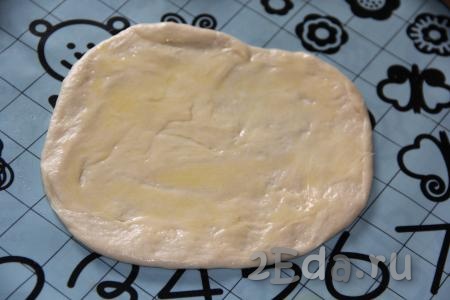 На силиконовом коврике (или на столе, припылённом мукой) каждую часть теста раскатать в круг и смазать растопленным не горячим сливочным маслом. 