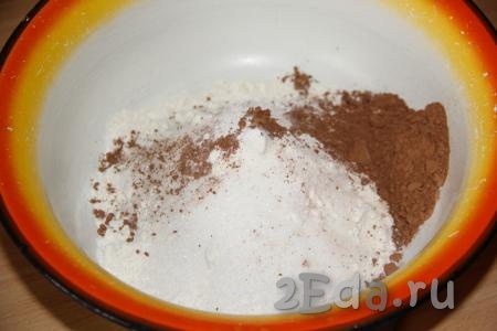 Для приготовления теста соединить в миске какао, разрыхлитель, сахар и муку.