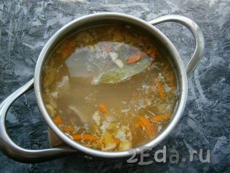 Когда картошка станет мягкой, в суп из кролика выложить обжаренные овощи, добавить соль по вкусу, приправу, специи, лавровый лист.