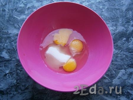 Разбить яйца в миску, затем всыпать сахар и ванильный сахар.