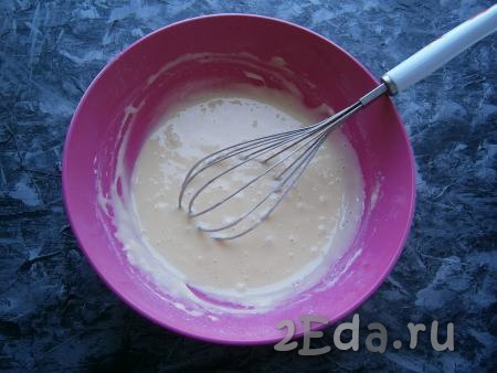 Тесто для приготовления клафути с клубникой получится довольно жидким.