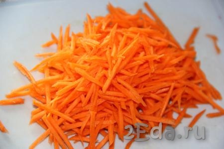 Морковь вымыть, очистить и натереть на крупной тёрке.