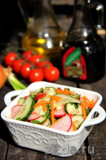 Этот яркий, аппетитный и полезный салат из редиски и моркови станет отличным дополнением ко многим блюдам и порадует прекрасным вкусом!