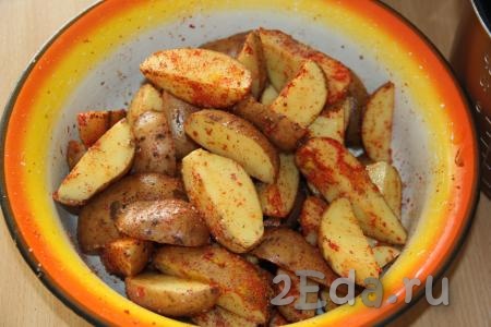 Тщательно перемешать картошку с солью и специями.