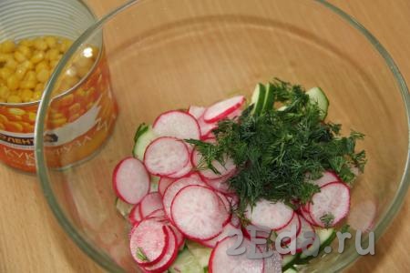 Укроп вымыть, мелко нарезать и добавить в салат из редиски и огурцов.