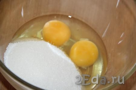 Яйца соединить с сахаром.