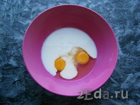 В кефир комнатной температуры добавить сырые яйца, всыпать соль и сахар.