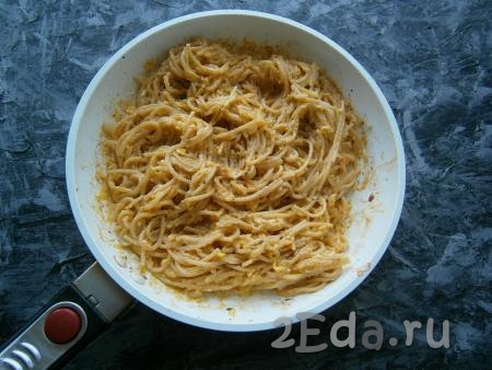 И далее непрерывно, но аккуратно перемешивая спагетти, готовить их на небольшом огне еще минуты 2-3 (яйца должны свернуться).