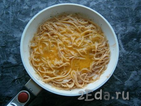 Спагетти залить яйцами.