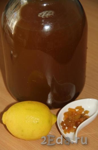 Затем добавить изюм и лимонную кислоту (если нет гранулированной лимонной кислоты, добавьте 1 столовую ложку свежевыжатого лимонного сока).