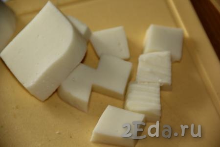 Сыр нарезать на квадратики (или брусочки).