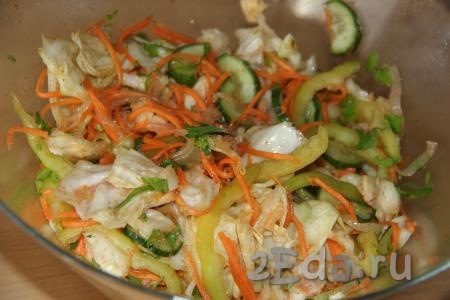 Поставить корейский салат из капусты, огурцов, перца и моркови на 1-2 часа в холодильник.
