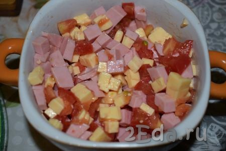 Складываем нарезанные сыр, колбасу и помидоры в миску и перемешиваем.