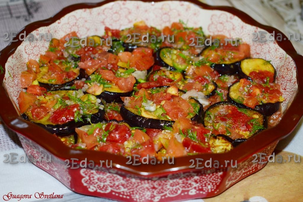 Салат с жареными баклажанами, помидорами, болгарским перцем и плавленым сыром