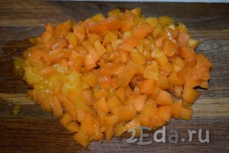 Нарезаем половинки абрикосов на кубики и складываем в миску.