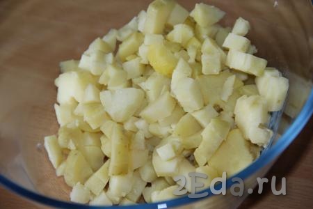 Картофель, не очищая от кожуры, и яйца предварительно сварить и остудить. Картошка варится минут 20-25, яйца - минут 10 с момента закипания воды. Картофель очистить и нарезать на кубики среднего размера.
